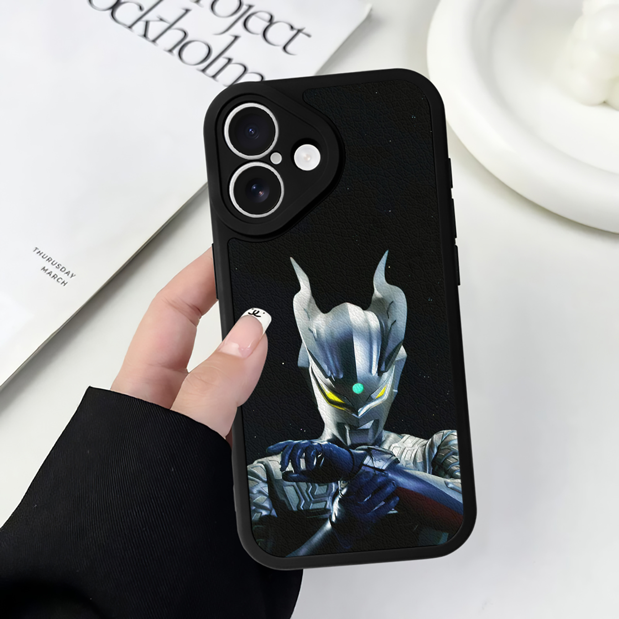 （画像用） ウルトラマン Ultraman 【iPhone 16シリーズ対応】シリコンスマホケース（レザー調） 材質：シリコン